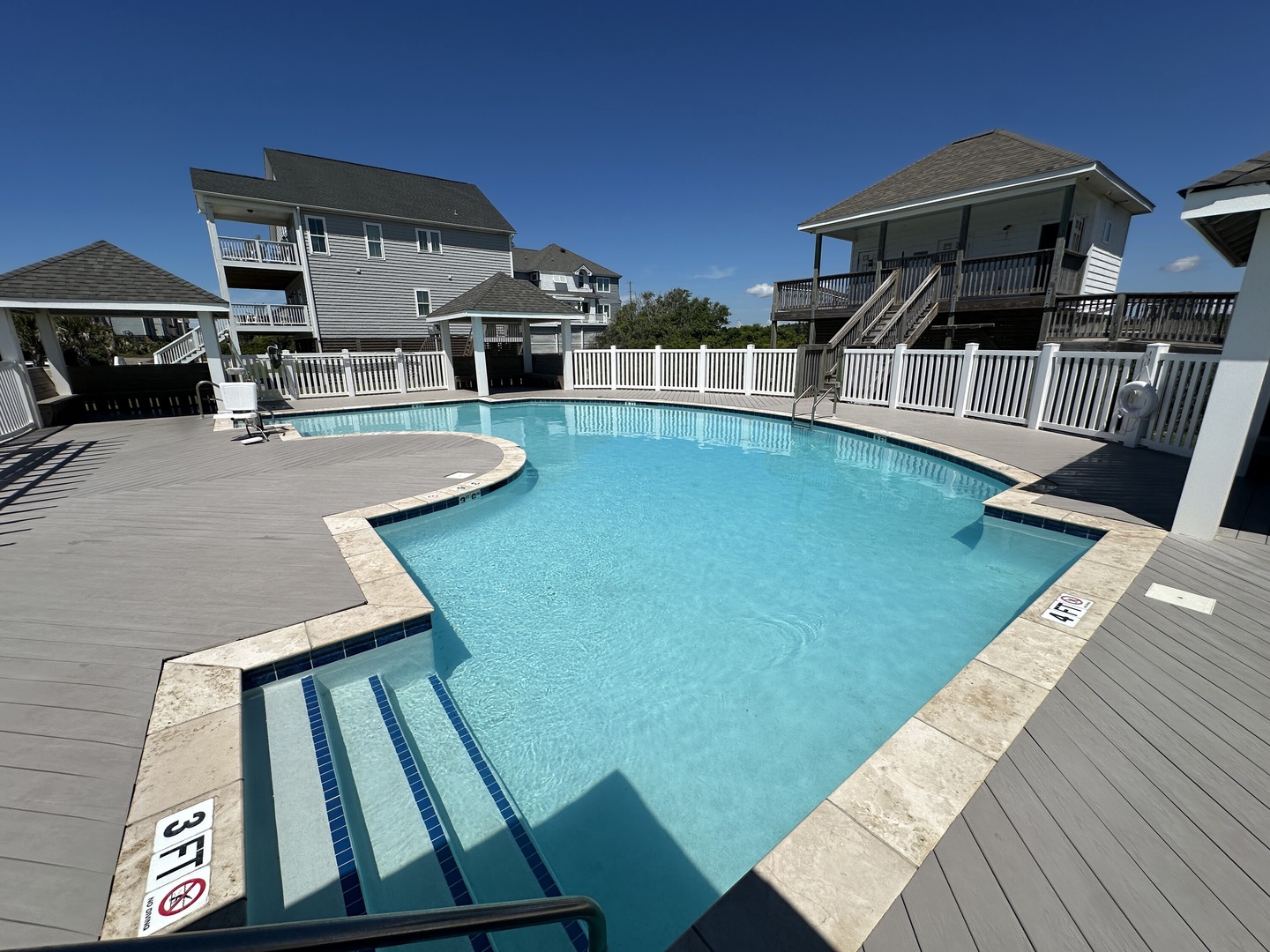 Community Pool With Bathroom