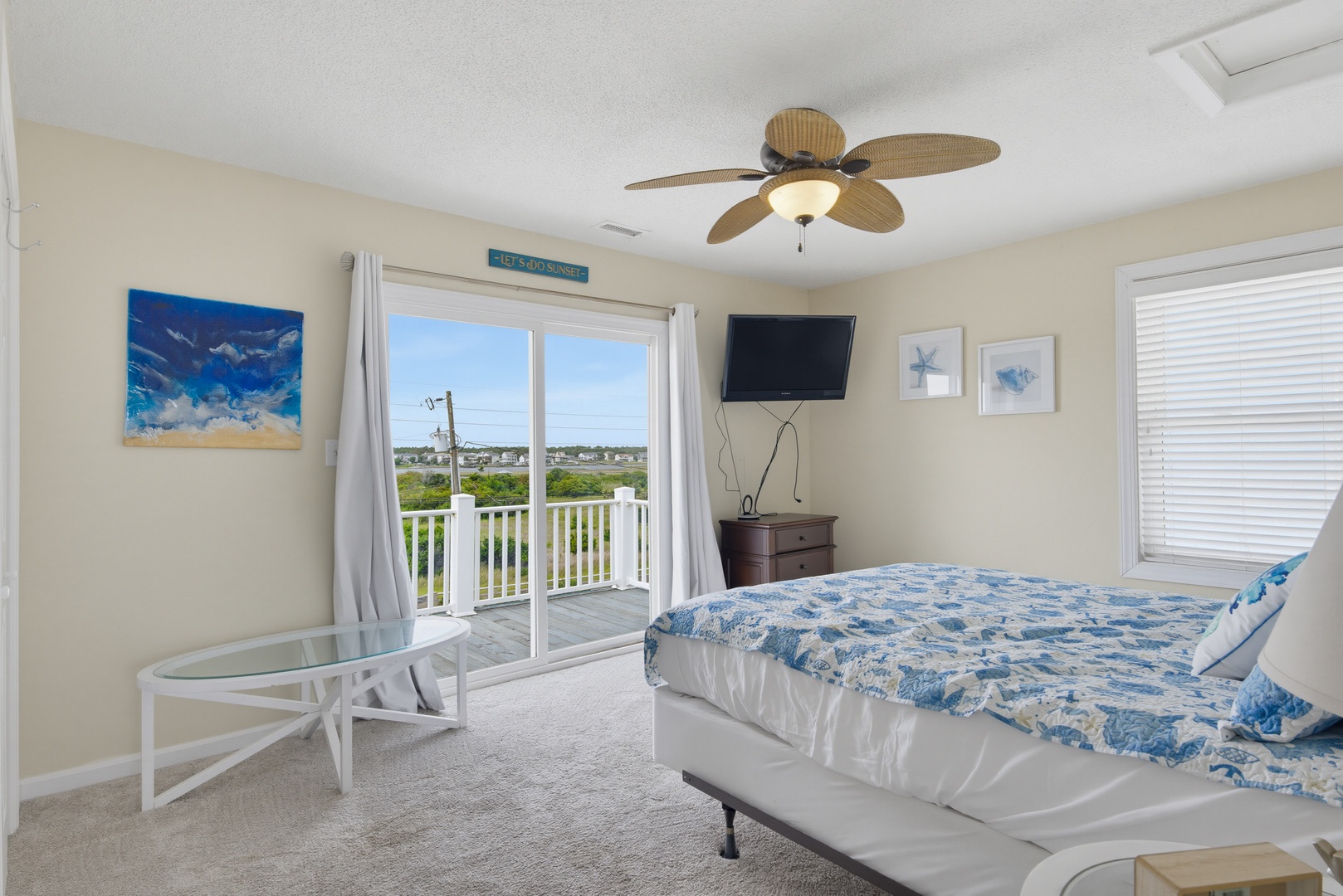 Sound-view queen bedroom