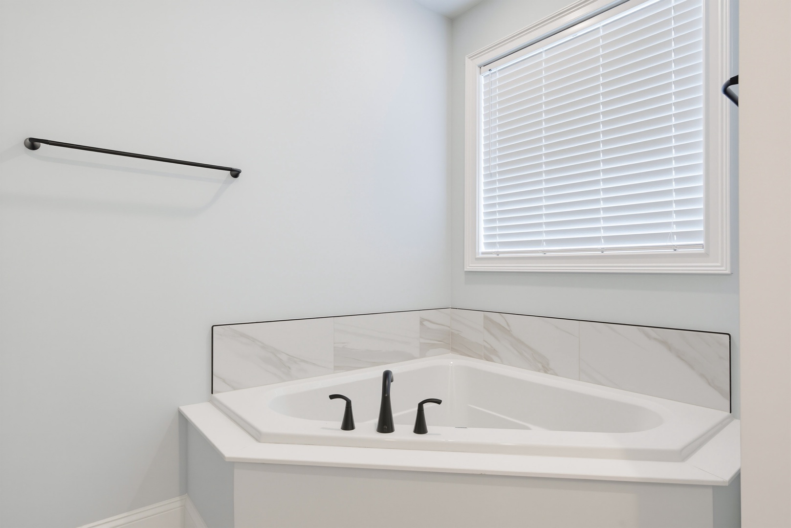 Corner soaking tub