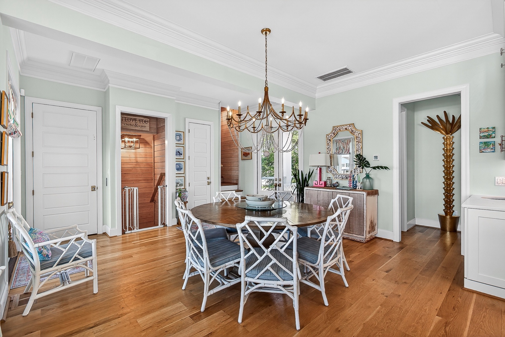 Round dining table