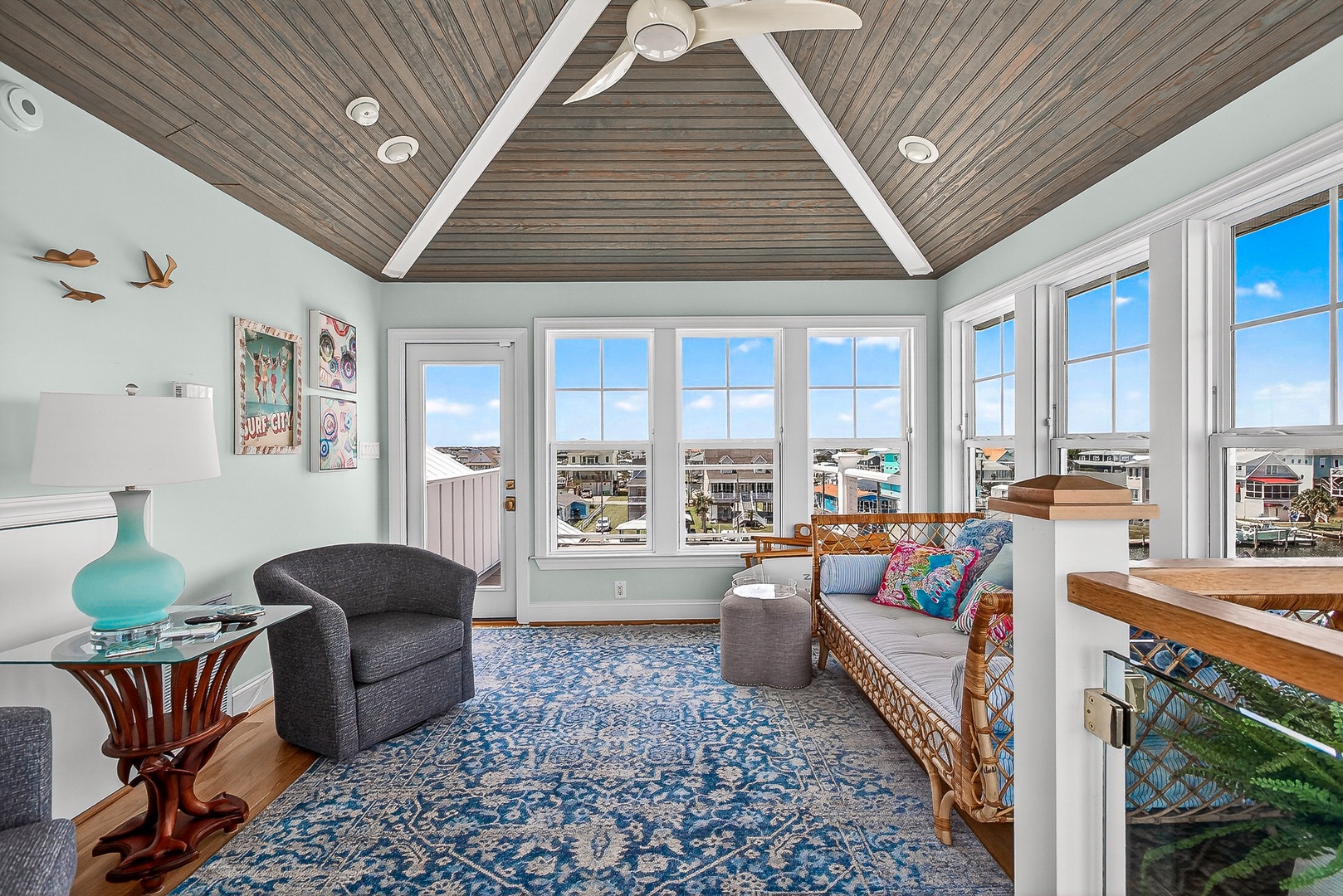 Waterfront daybed room