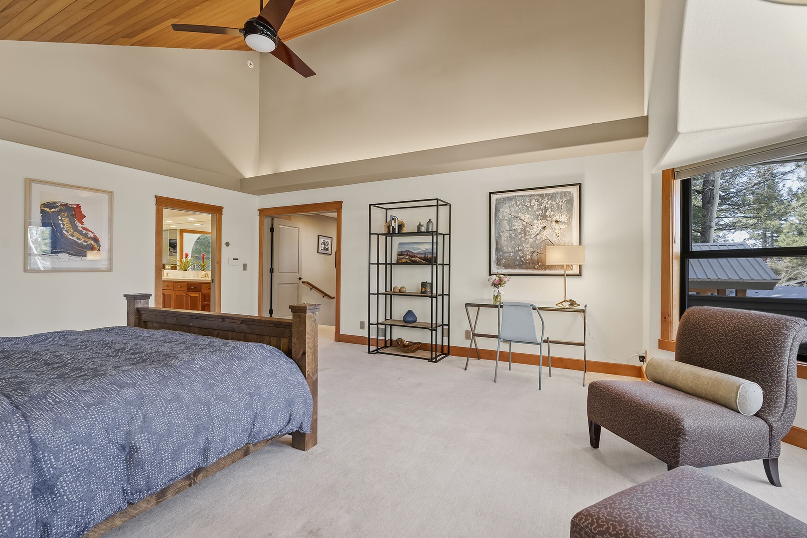 Master bedroom: Hilltop Manor in Tahoe Donner