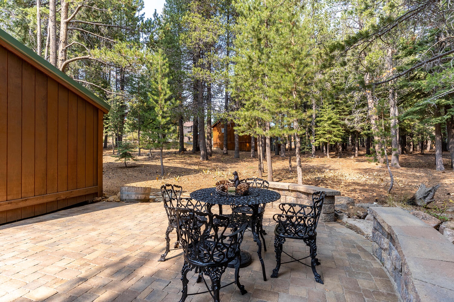 Backyard Patio Lounge Area: Pinecone Lodge with Private Hot tub