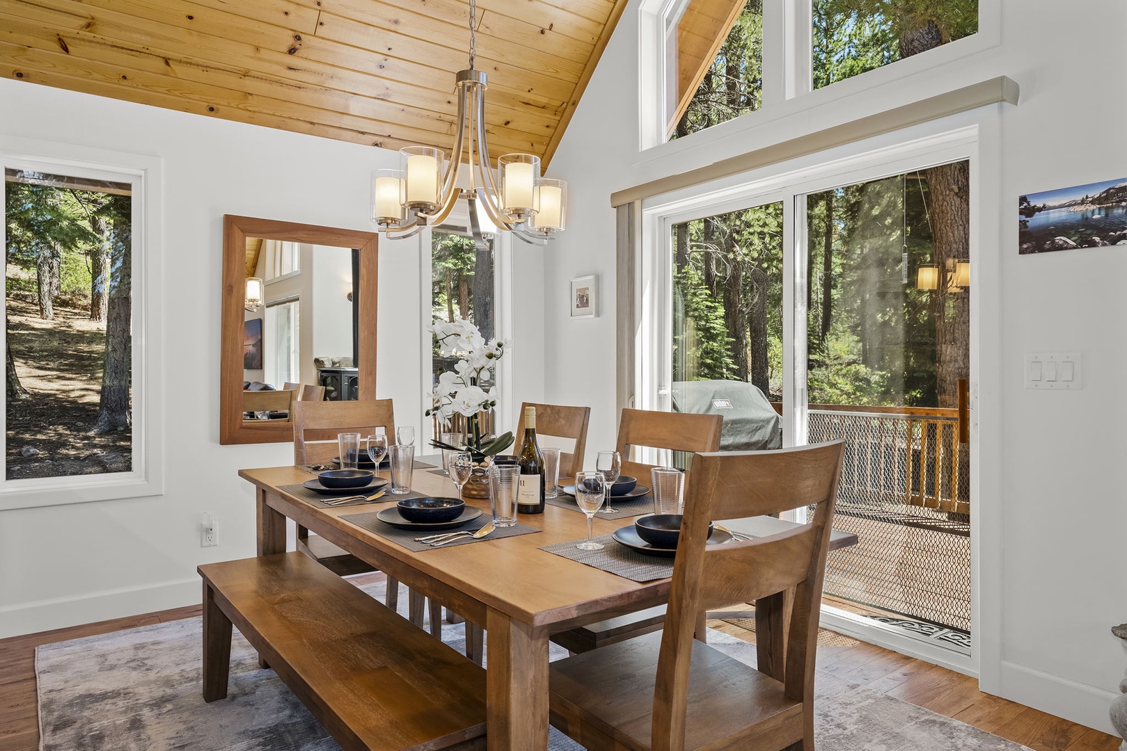 Dining Room table: Stony Creek Secluded Lodge