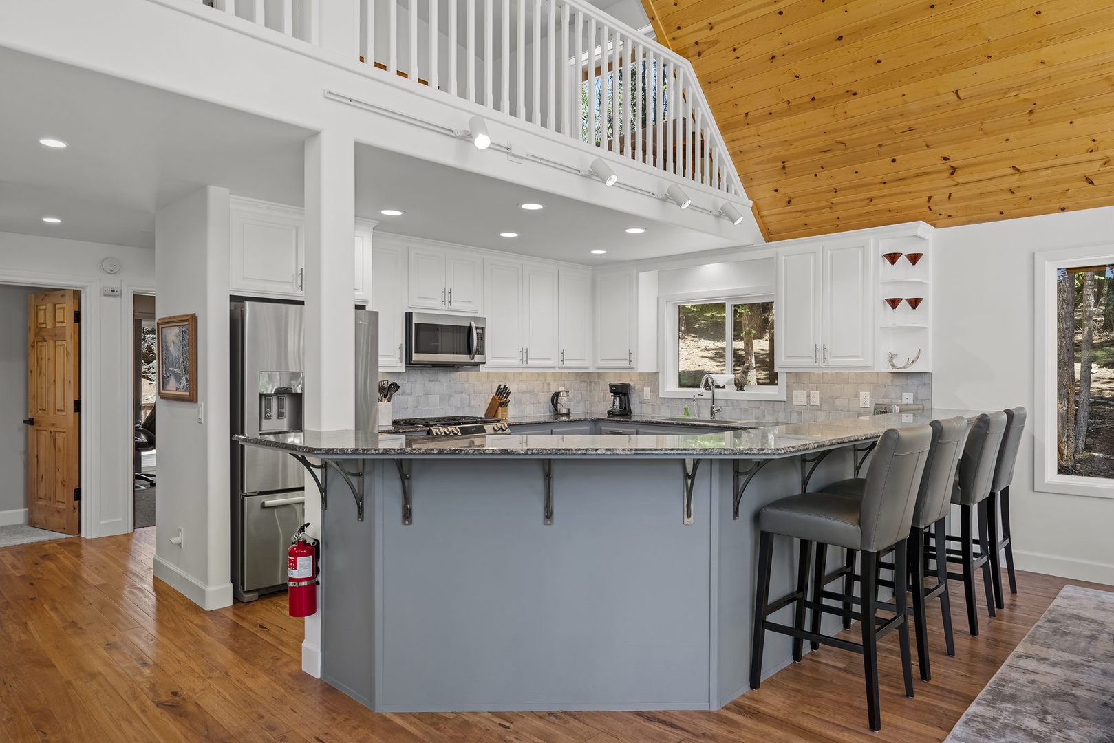 Kitchen bar: Stony Creek Secluded Lodge