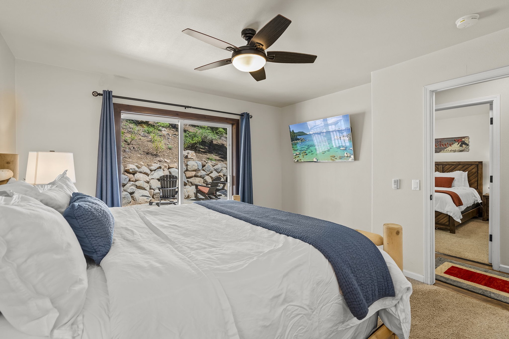 Master Bedroom: Mountain Relaxation Haven