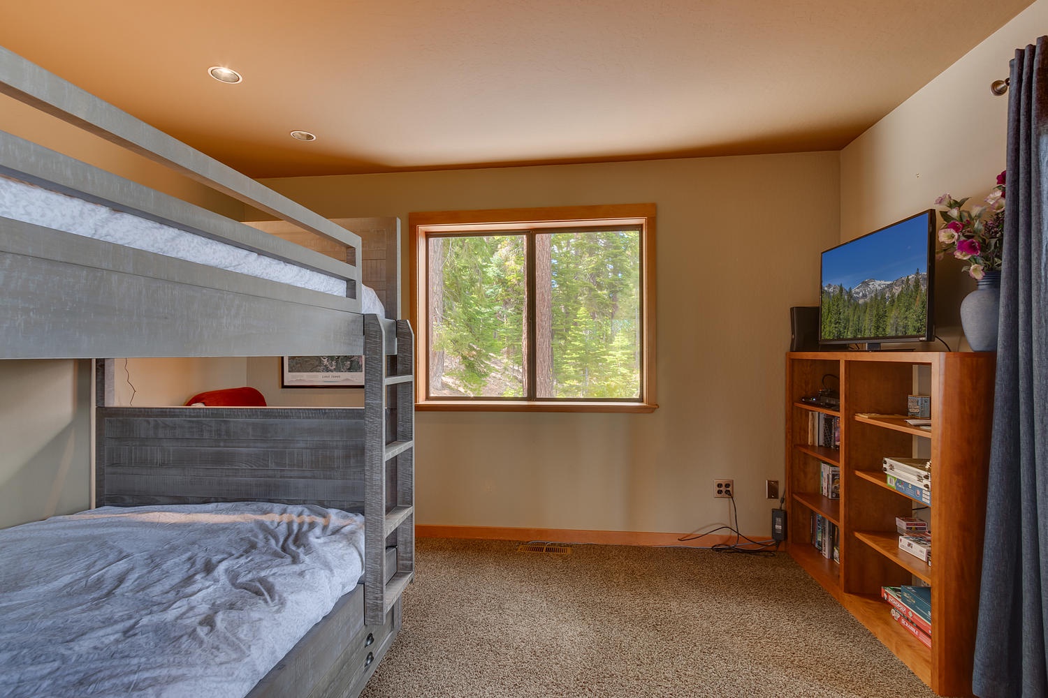 Bedroom with bunk beds: Falcon's Eye View Retreat