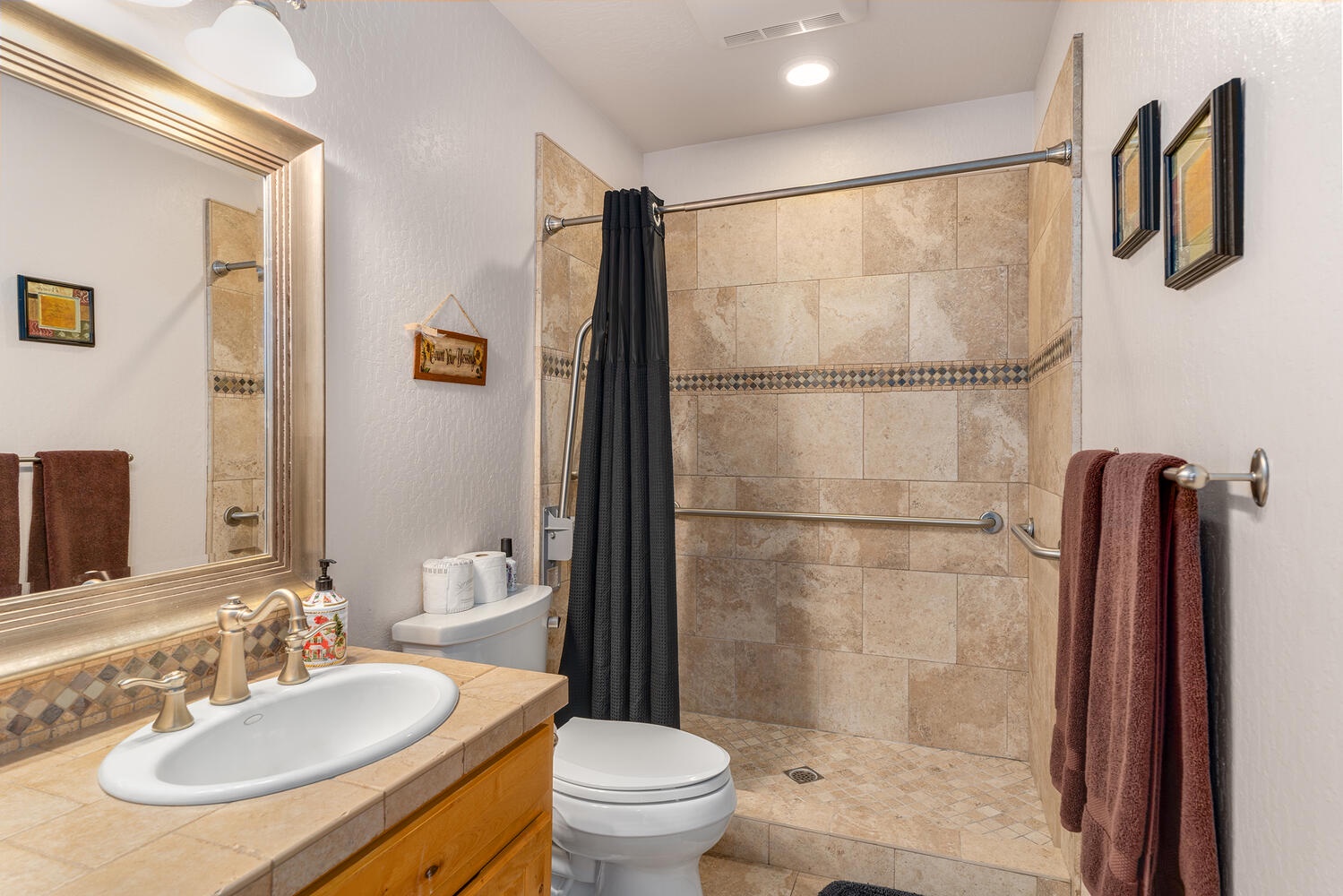 Shared Guest Bathroom: Pinecone Lodge with Private Hot tub