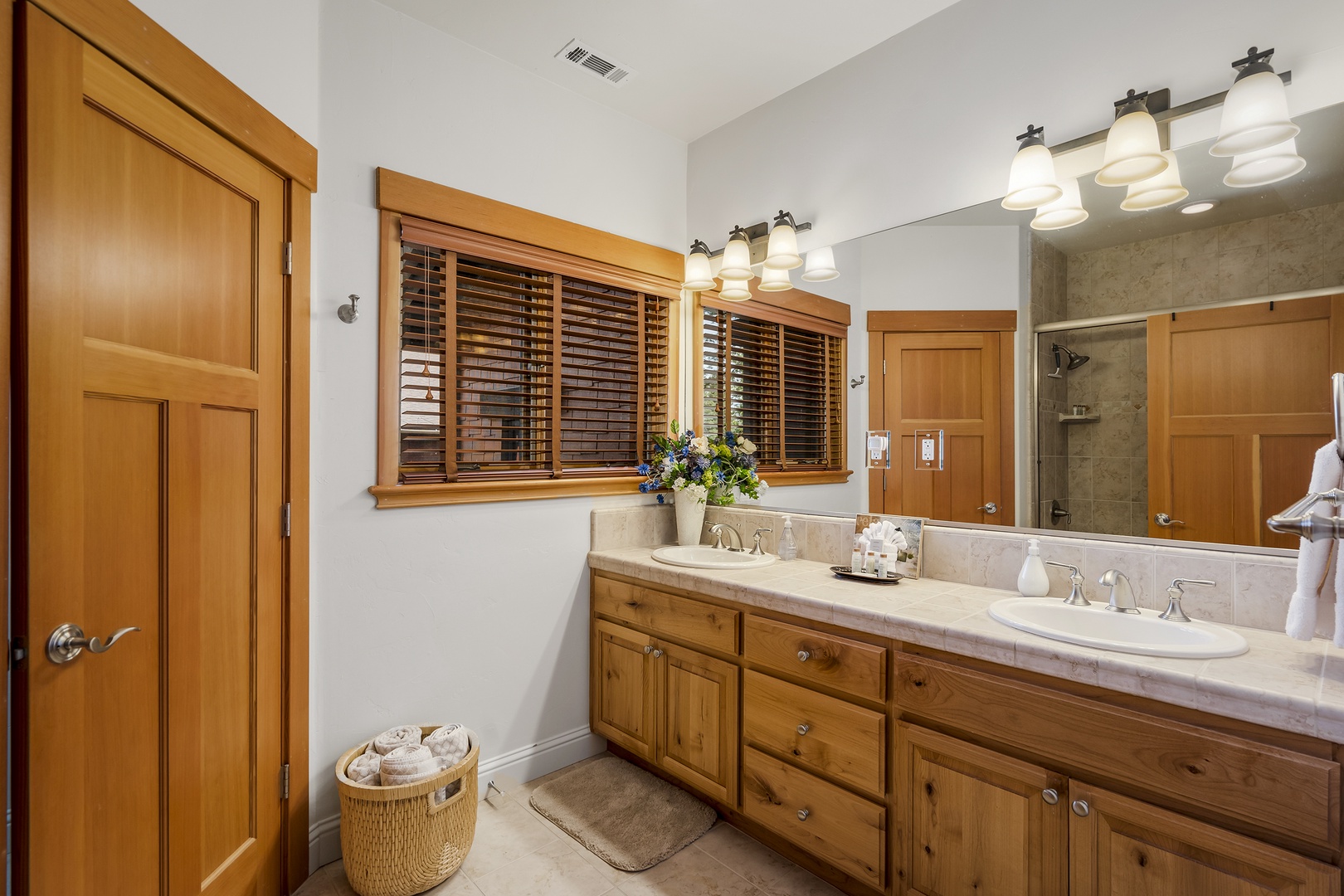 Shared Bathroom: Pinyon Creek Upscale Vacation Retreat