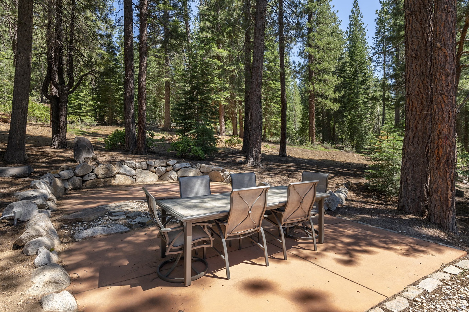 Outdoor lounge area: Stony Creek Secluded Lodge