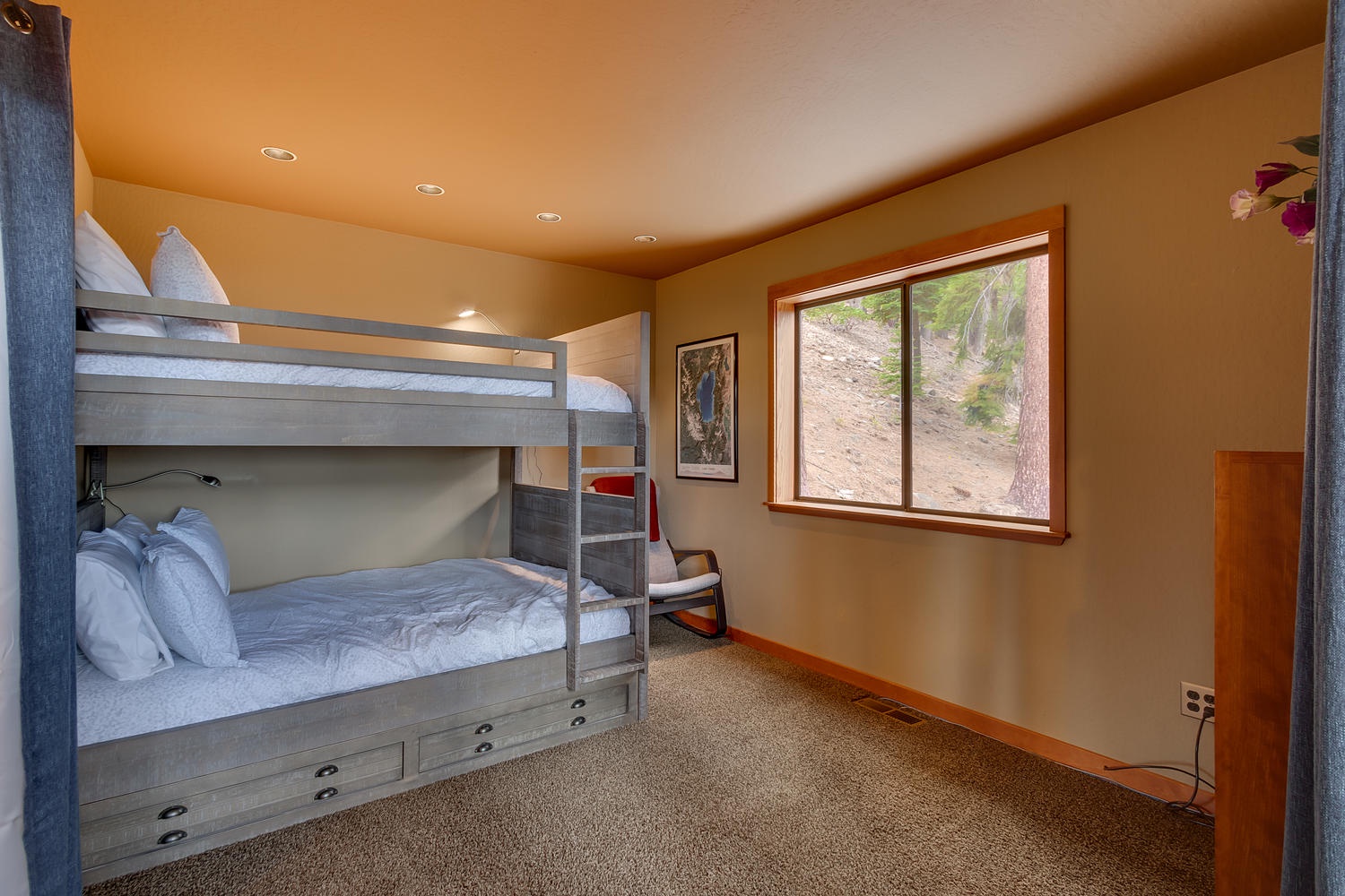 Bedroom with bunk beds: Falcon's Eye View Retreat
