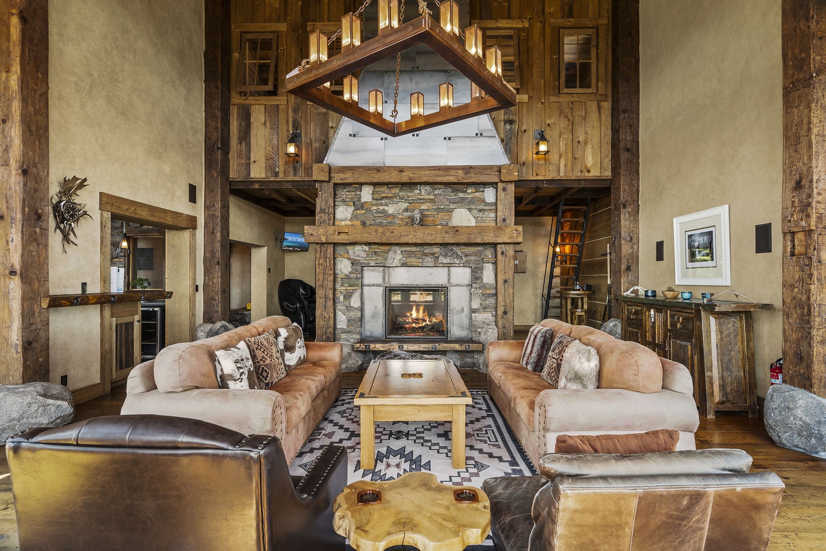 Lounge area with gas fireplace: Lakeview Mountaintop Chateau
