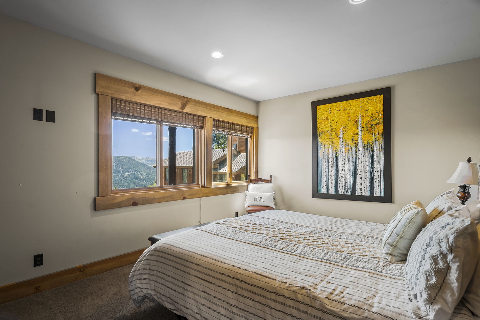Guest bedroom: Lakeview Mountaintop Chateau