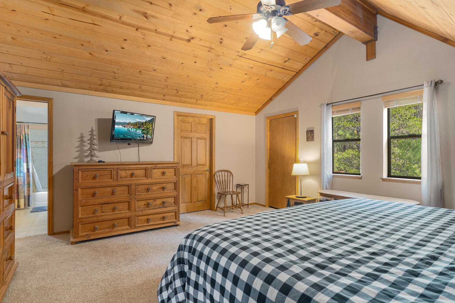 Master bedroom: Pinecone Lodge with Private Hot tub