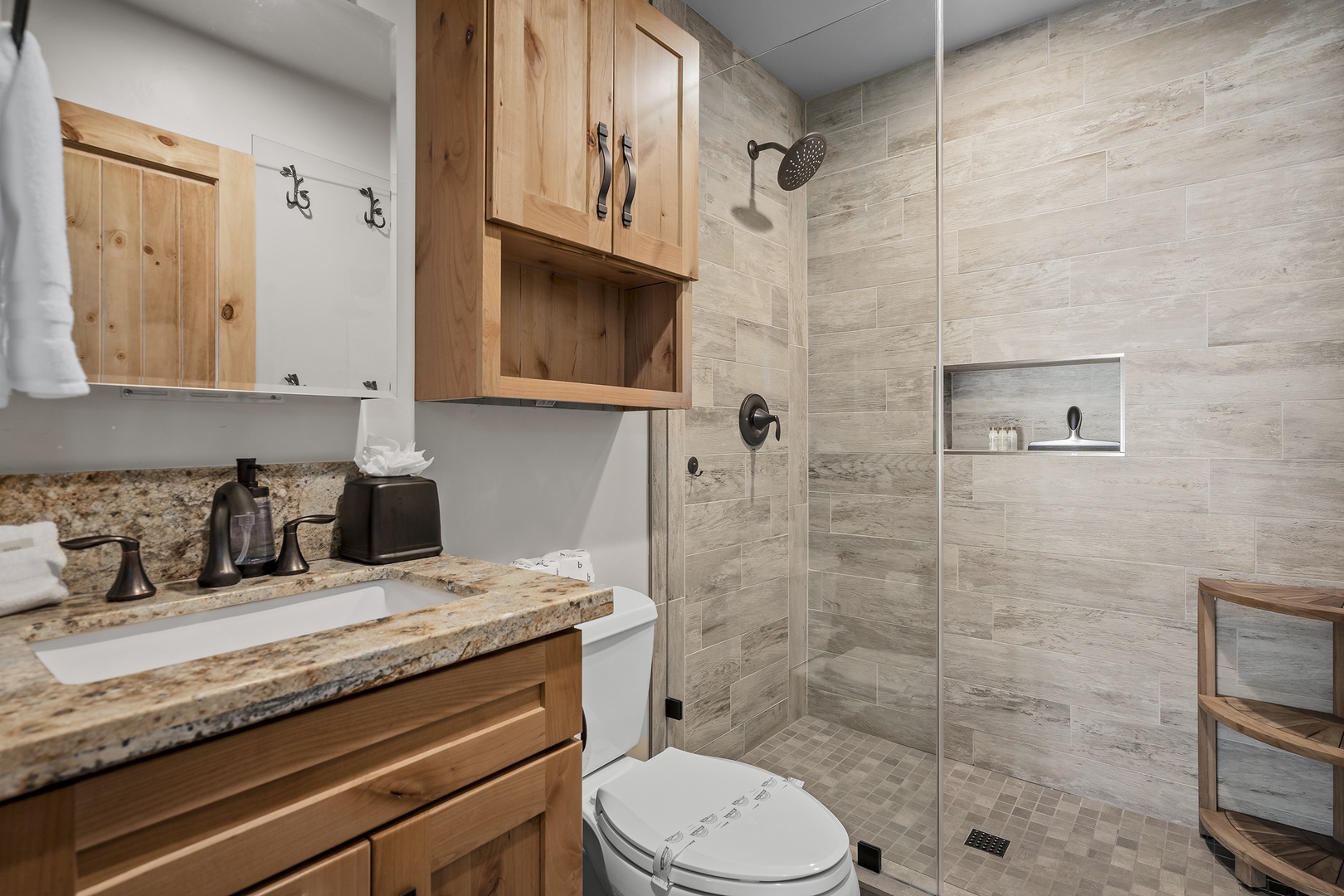 Downstairs Shared Bathroom: Mountain View Lodge