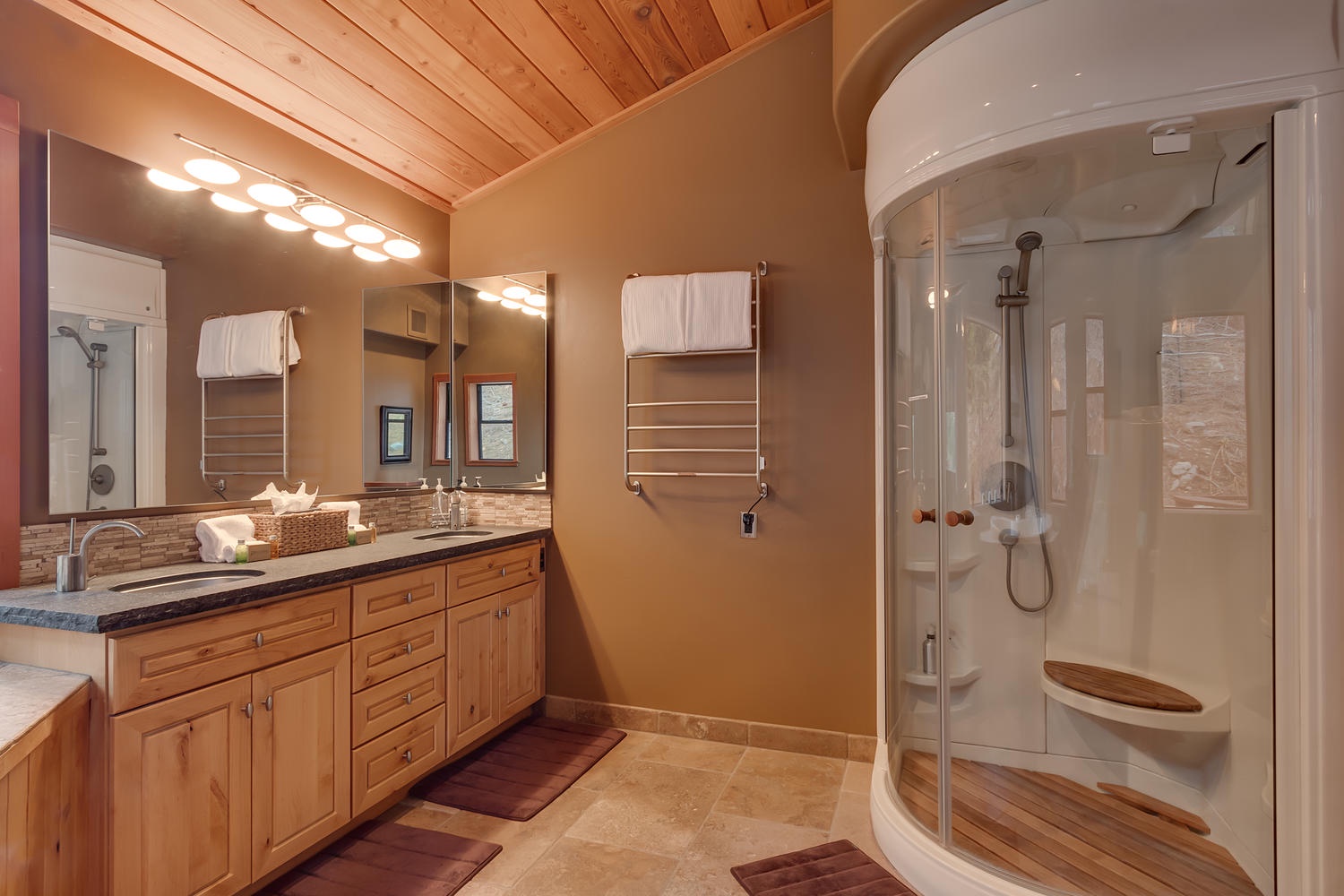 Bathroom with walk-in shower-sauna: Falcon's Eye View Retreat
