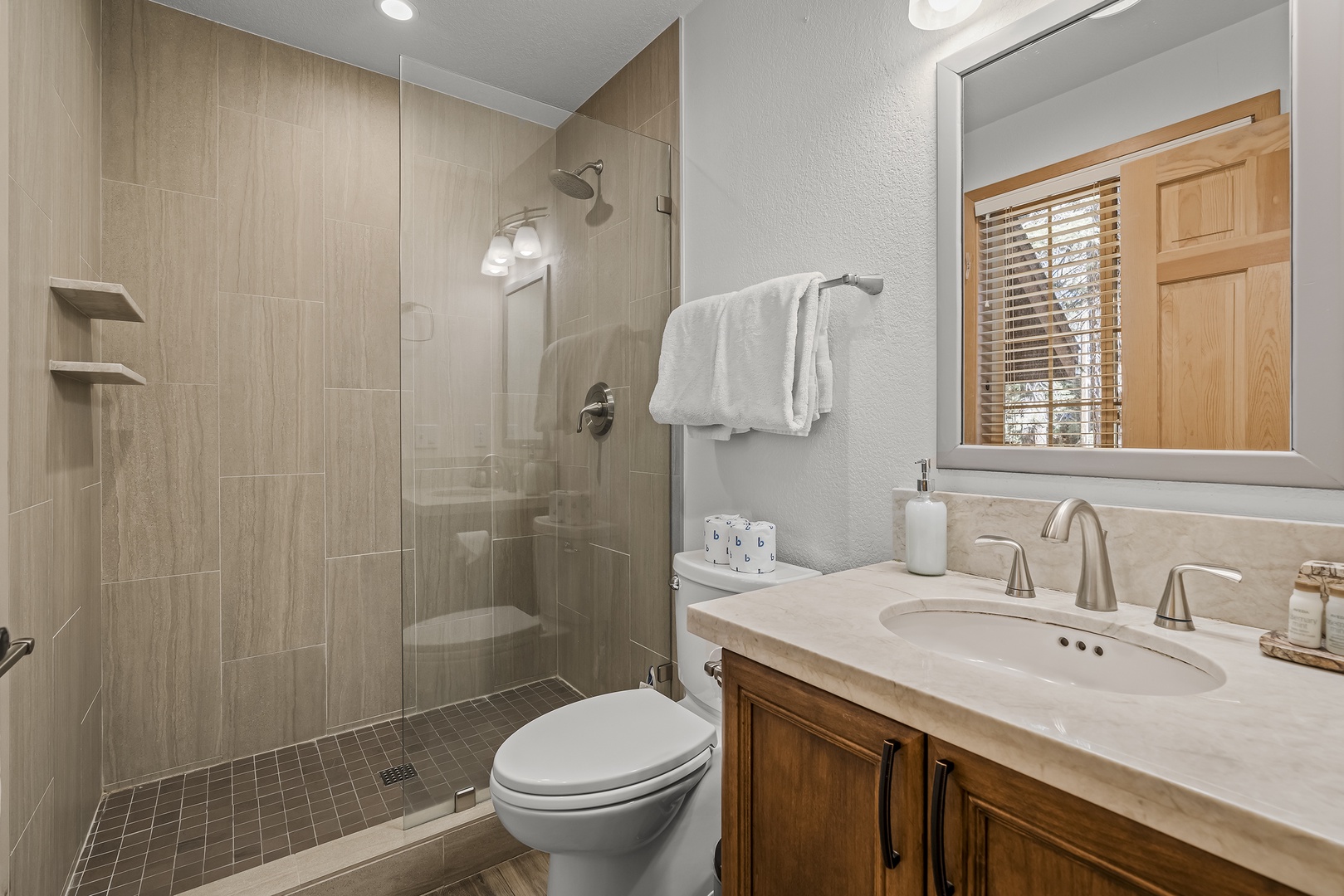 Shared Bathroom:  Quittin' Time Chalet
