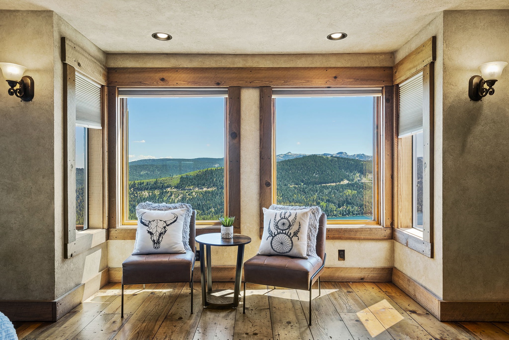 Master bedroom: Lakeview Mountaintop Chateau