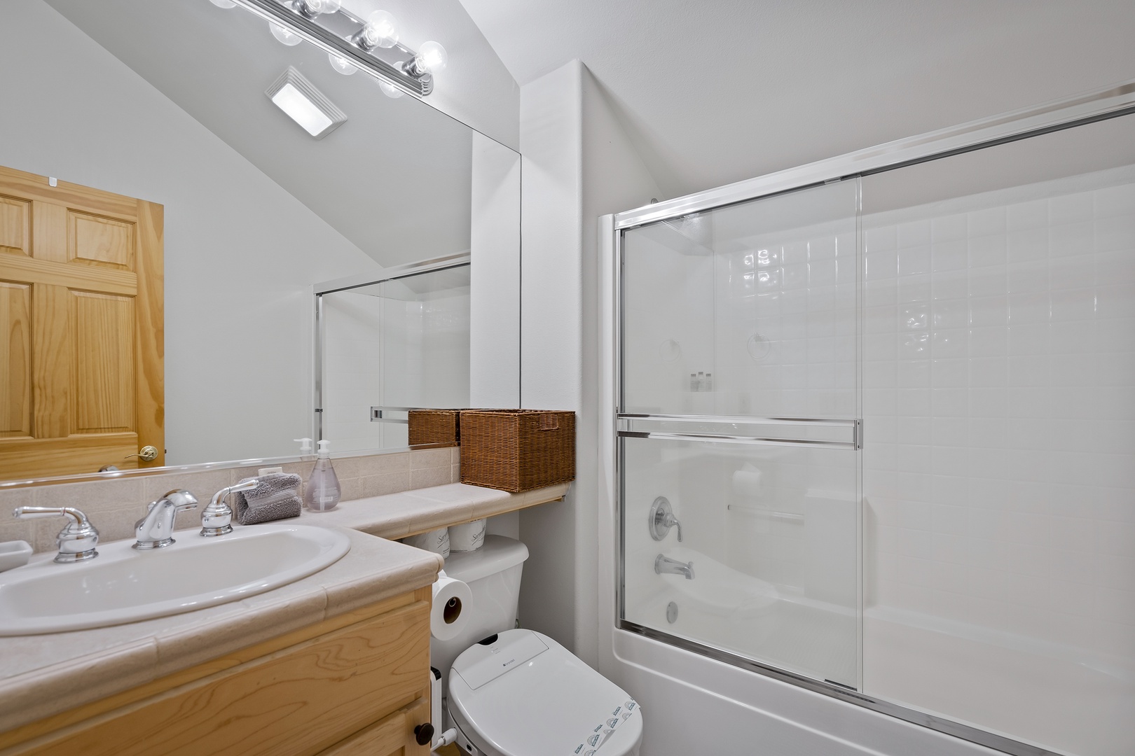 Upstairs shared bathroom: Tahoe Donner Forest Hideaway