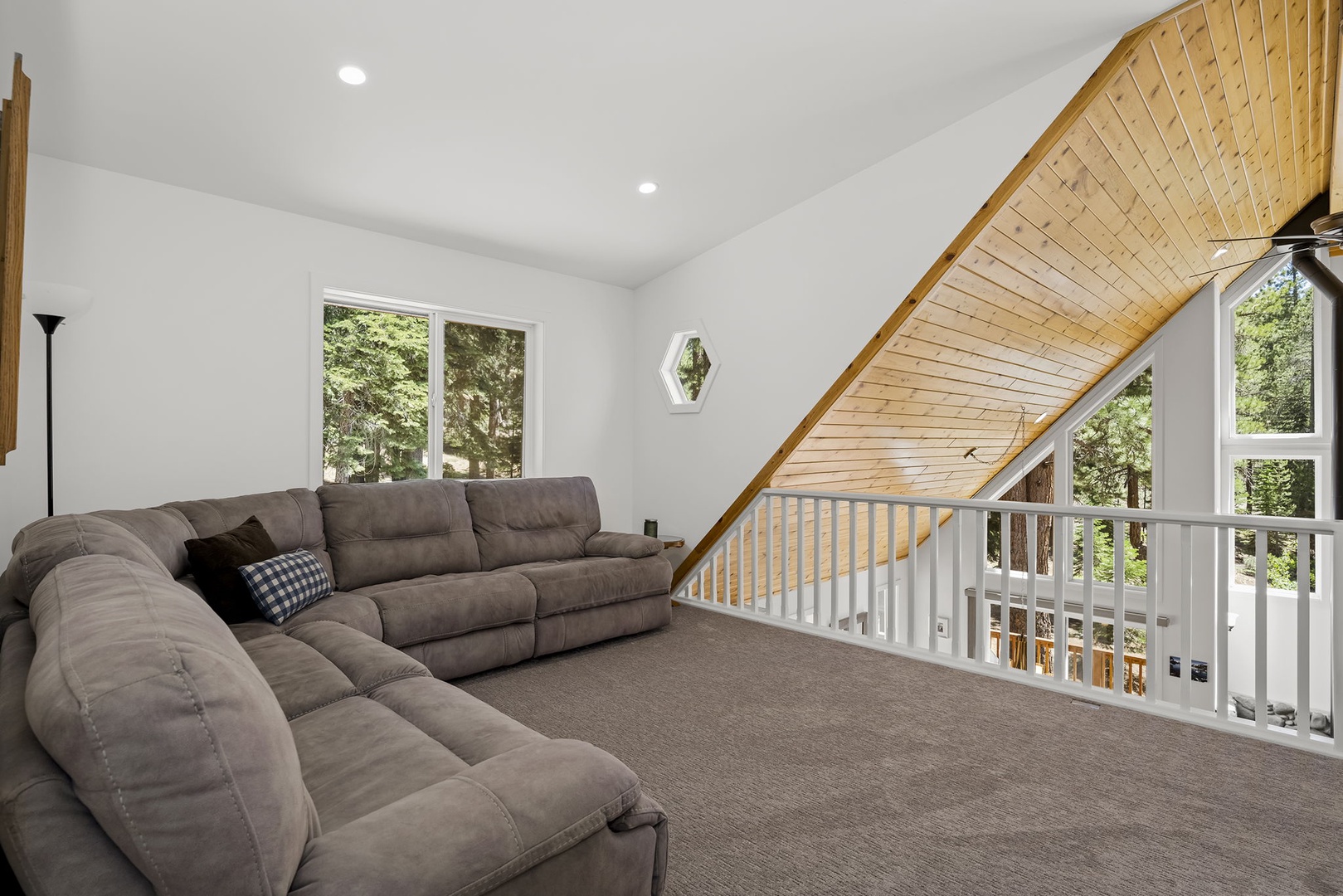Lounge Room: Stony Creek Secluded Lodge