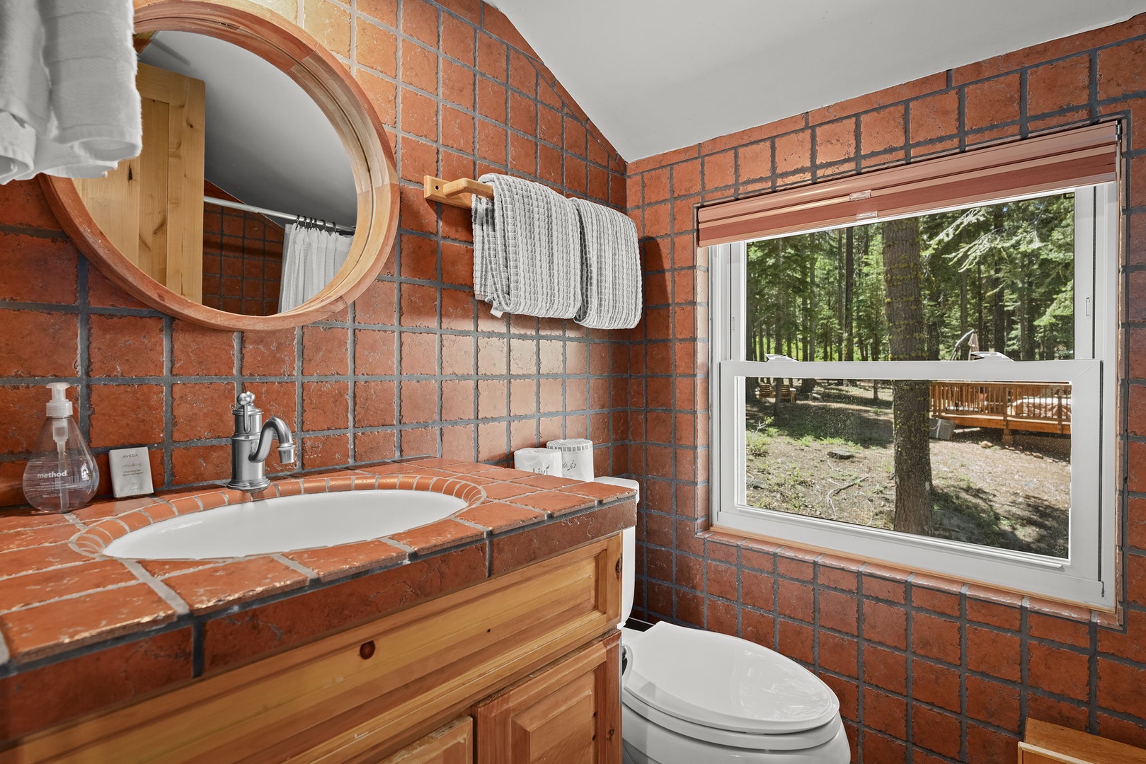 Shared Bathroom: Tahoe Donner Log Cabin