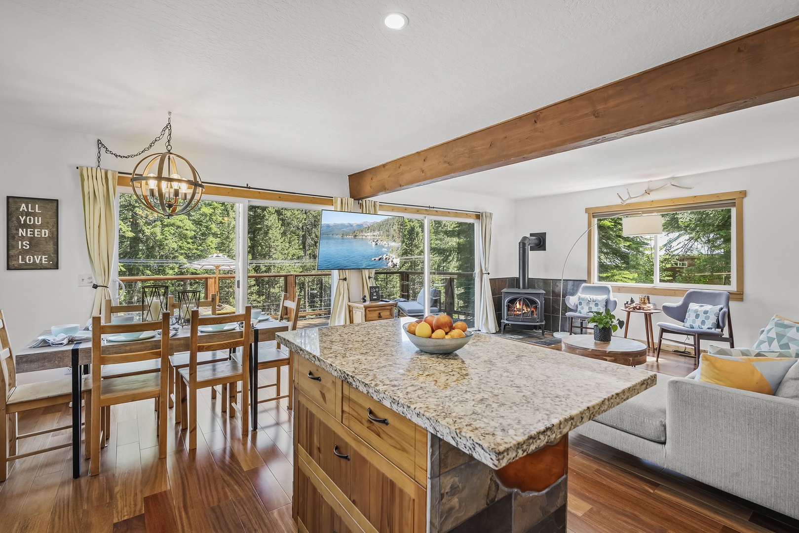 Kitchen Island-Lake Vista Hideaway