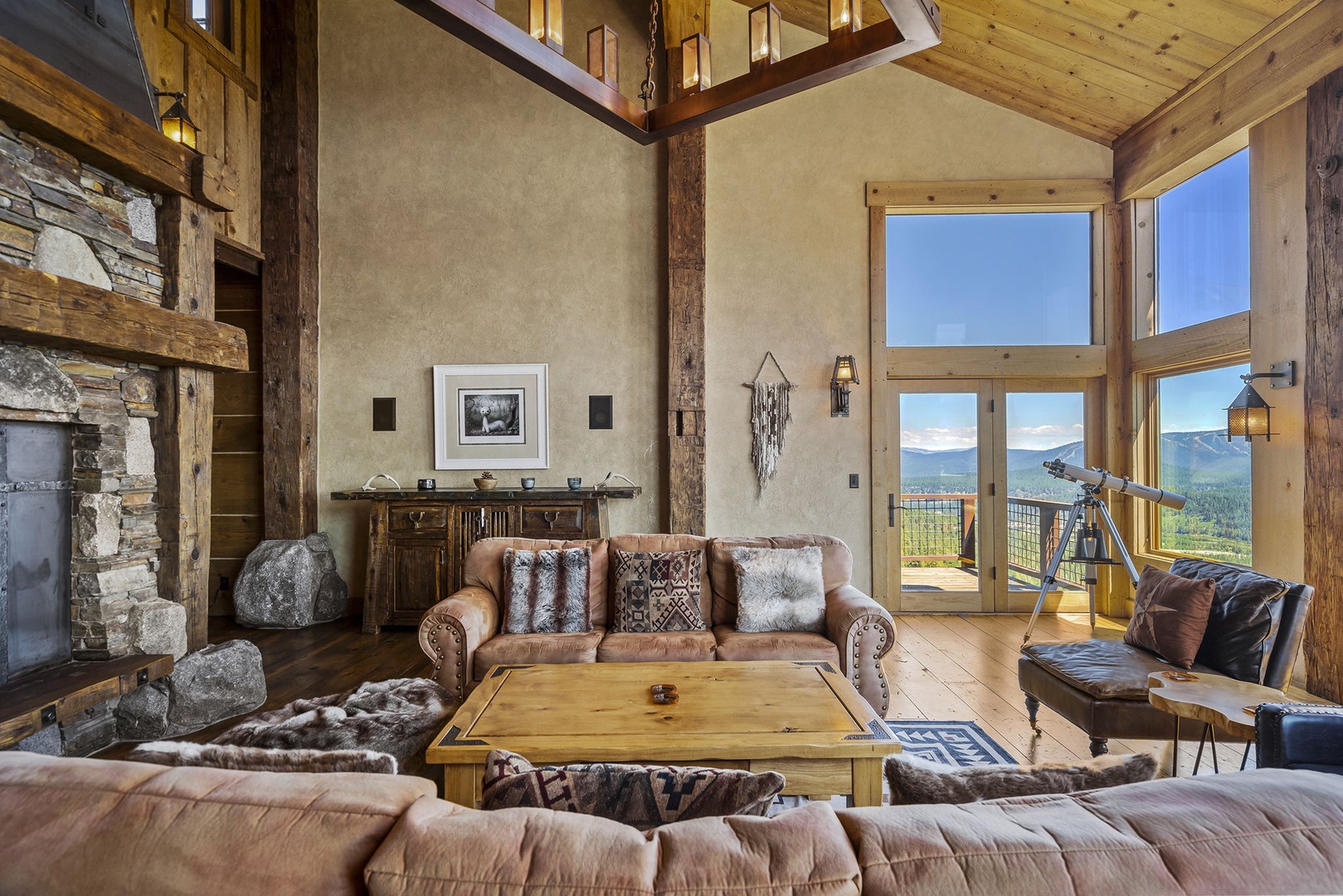Lounge area with gas fireplace: Lakeview Mountaintop Chateau