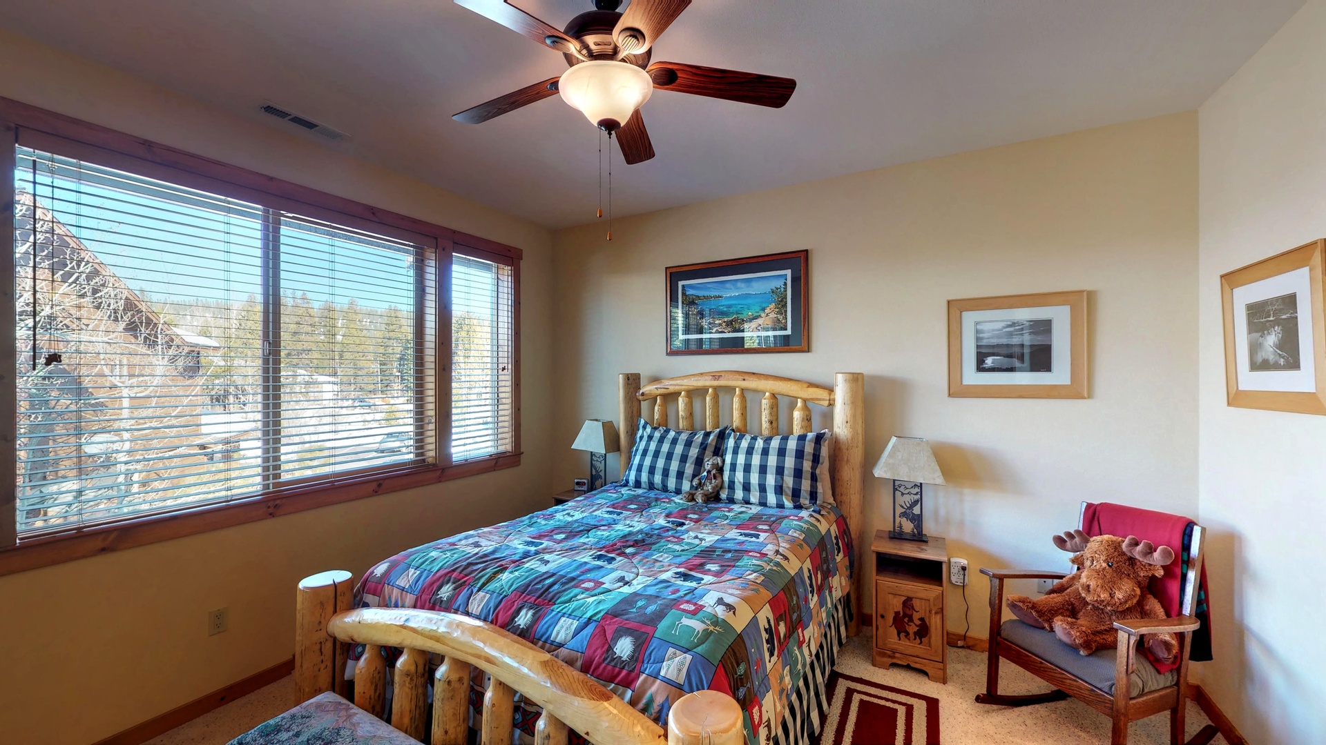 Bedroom with one bed and ceiling fan: Truckee Cinnabar Vacation Retreat