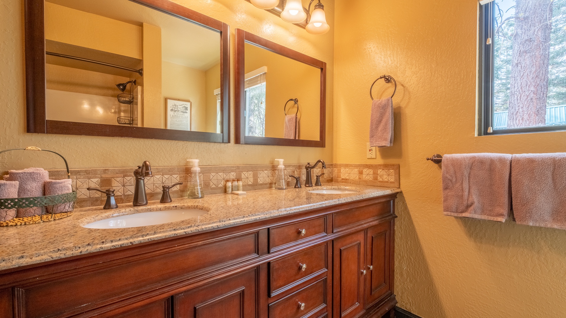 Shared Guest Bathroom: Tahoe Donner Vacation Lodge