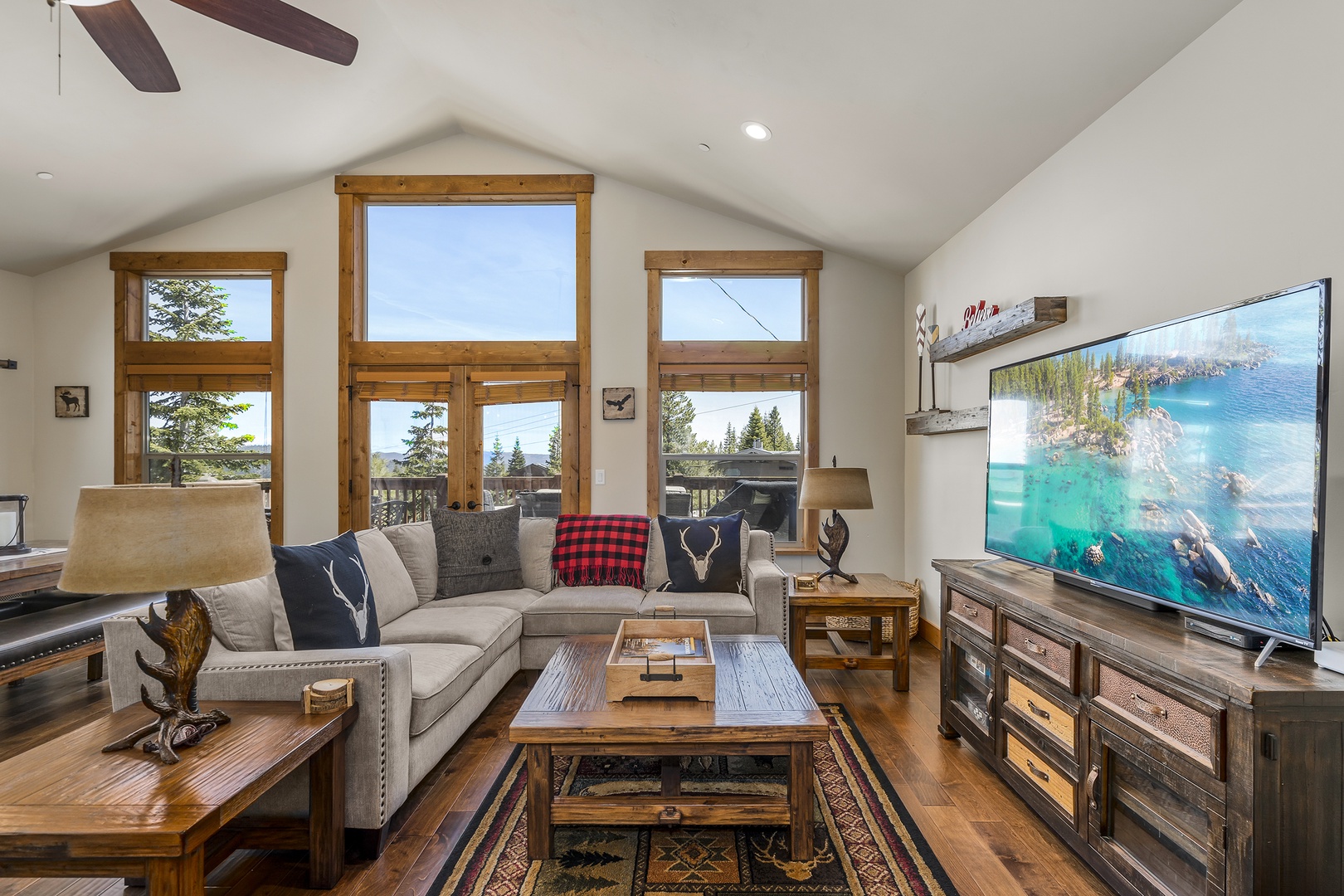 Living Room: Mountain View Lodge