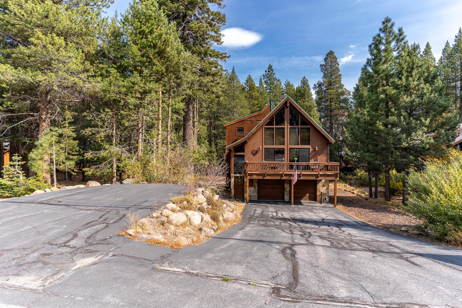View of home from roadside: Pinecone Lodge with Private Hot tub