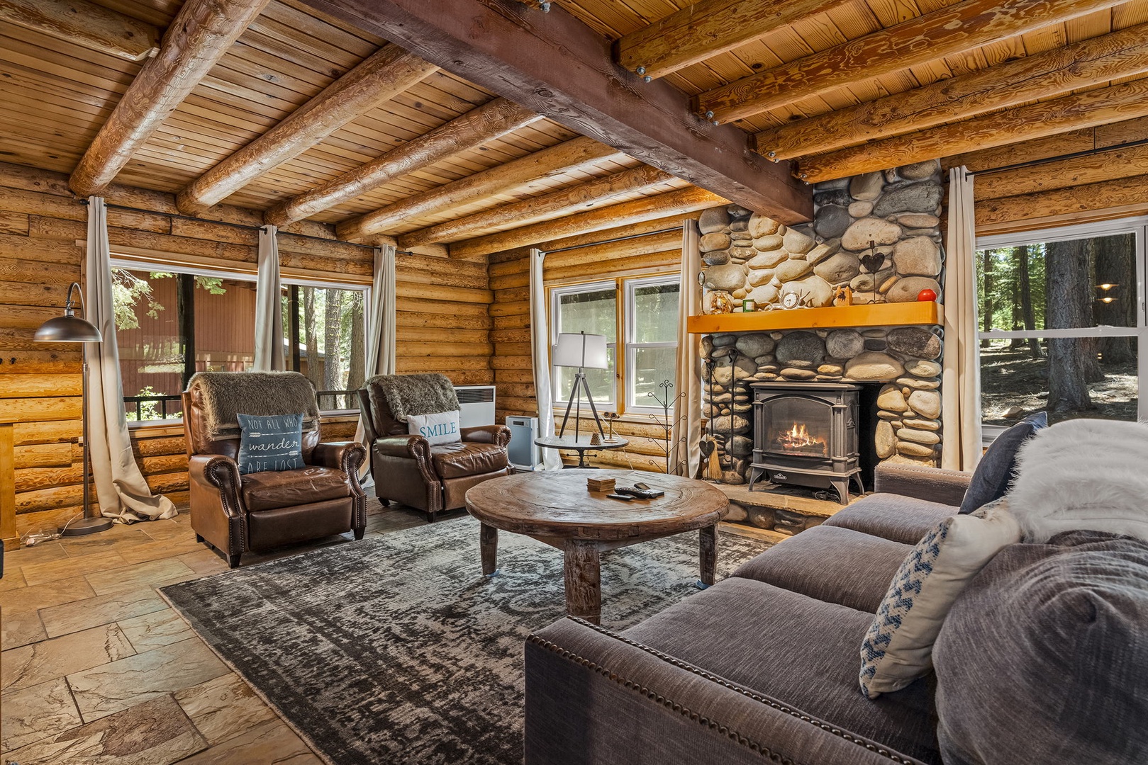 TV room with fire pit: Tahoe Donner Log Cabin