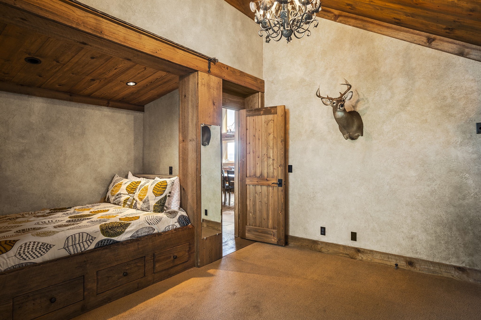 Guest bedroom with office: Lakeview Mountaintop Chateau