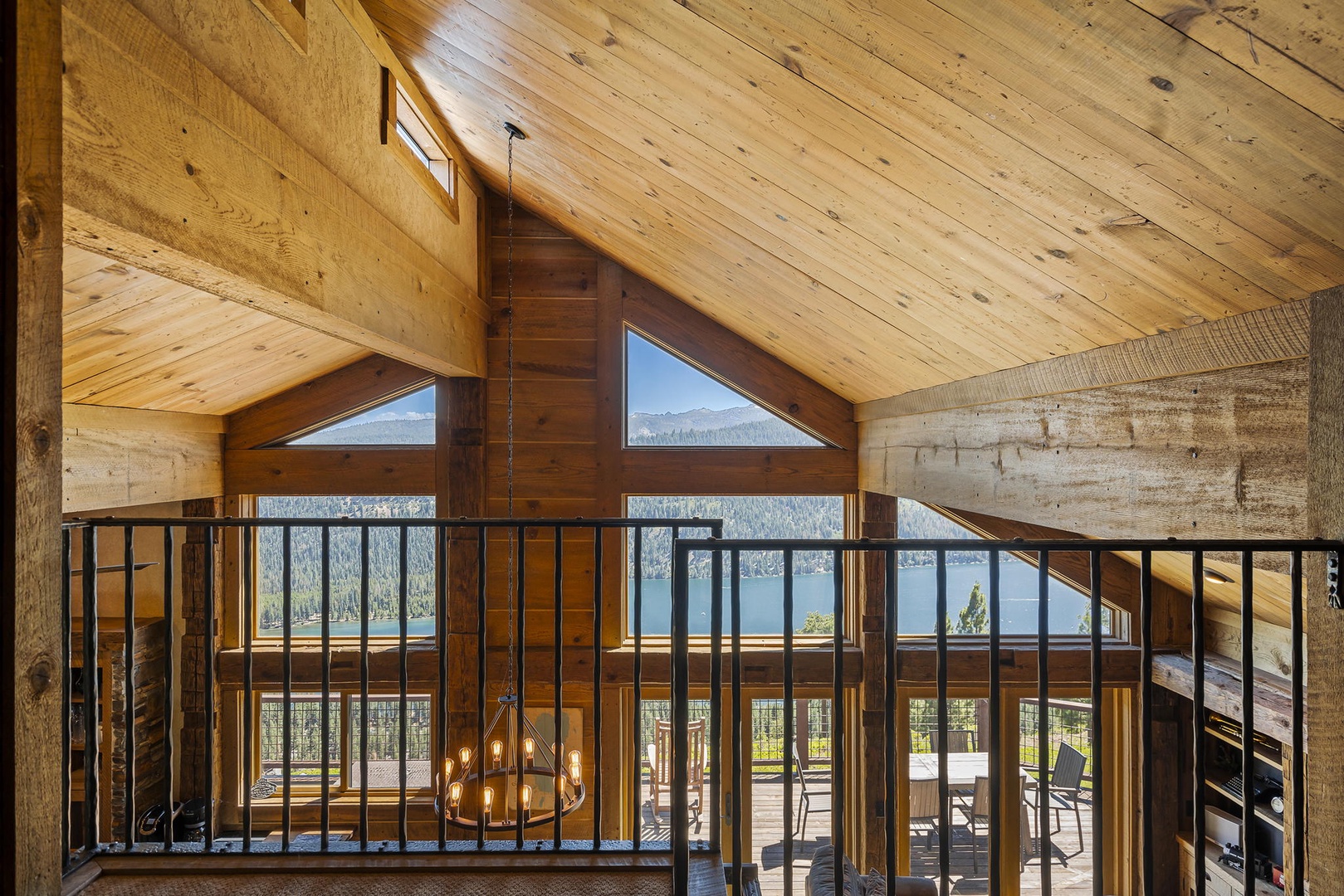 Upstairs loft area: Lakeview Mountaintop Chateau