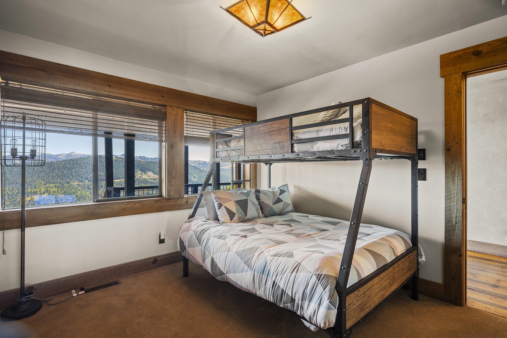 Bunk room: Lakeview Mountaintop Chateau