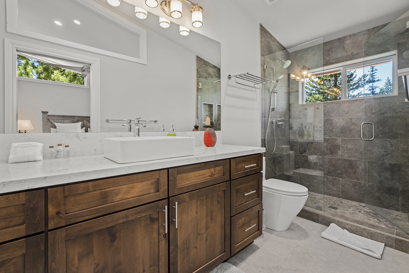 Master bathroom: Stony Creek Secluded Lodge