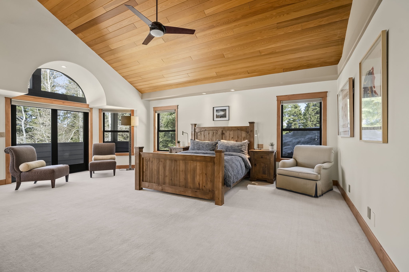 Master bedroom: Hilltop Manor in Tahoe Donner
