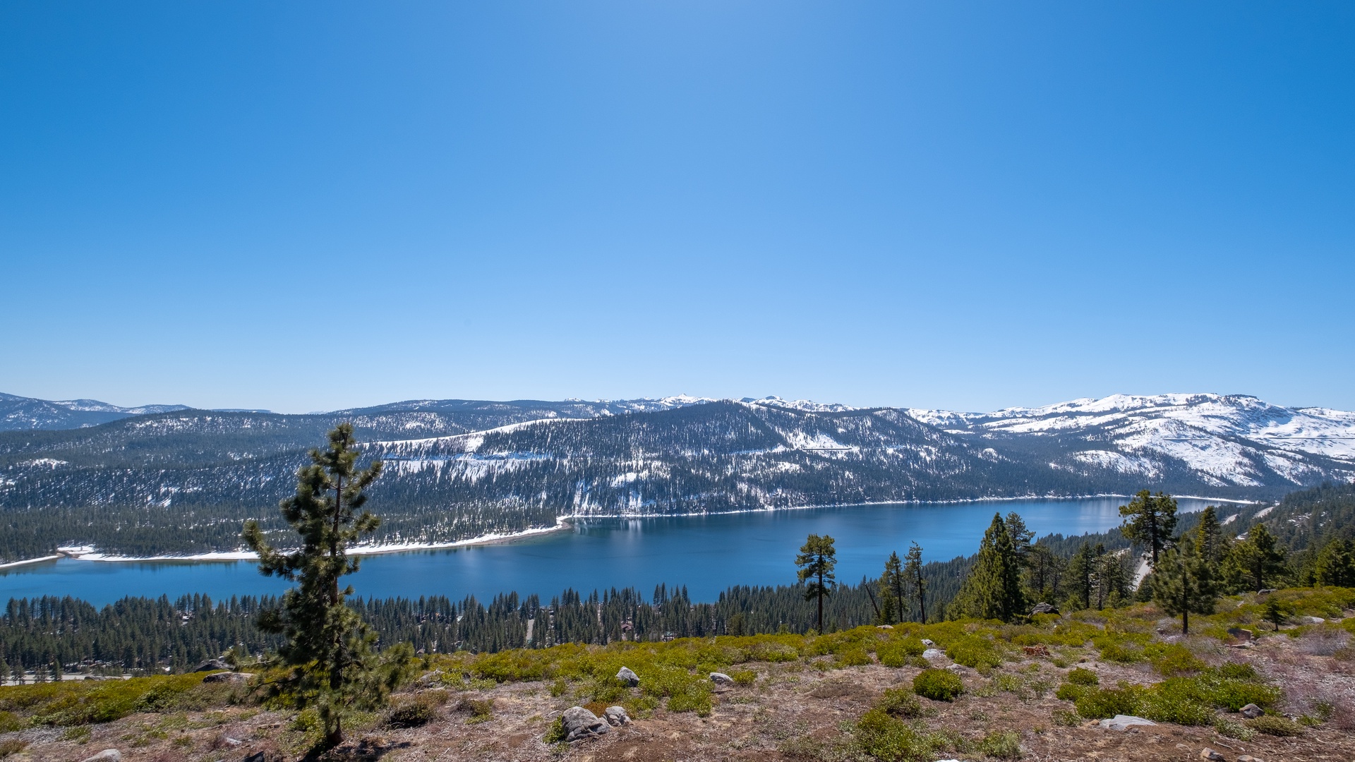 Back Deck overlooking Donner Lake with outdoor seating: Lakeview Mountaintop Chateau