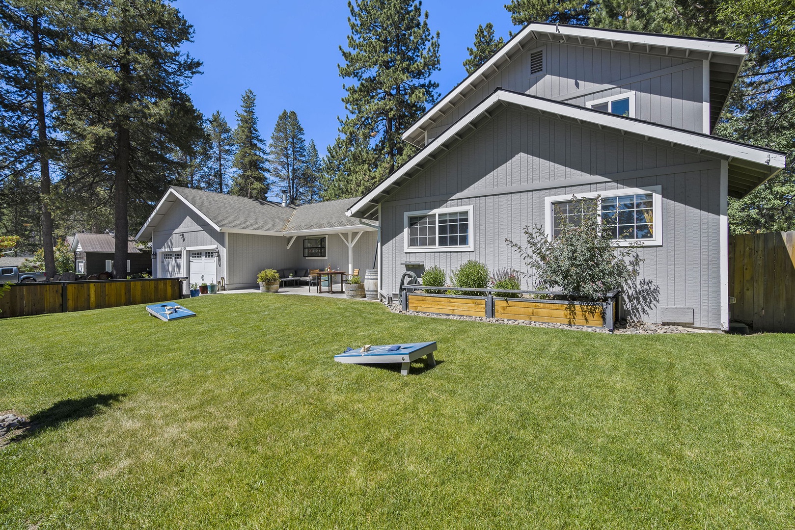 Gateway Getaway Front Yard