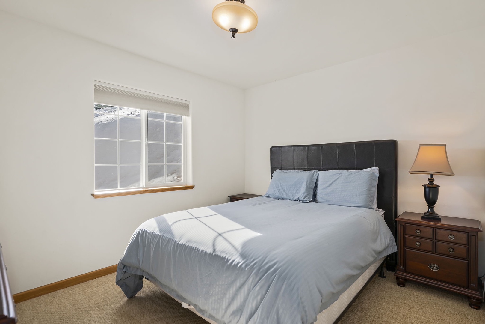 Guest bedroom: Mountaintop Tahoe Donner Getaway