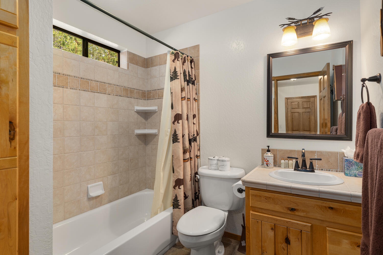 Downstairs Shared Bathroom: Pinecone Lodge with Private Hot tub