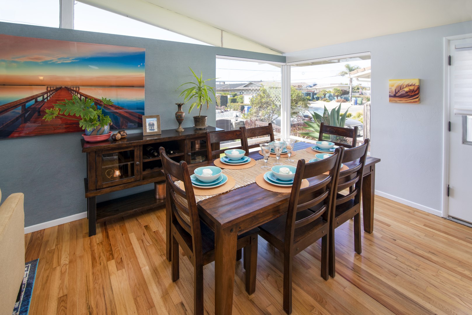 Dining area to comfortably seat 6
