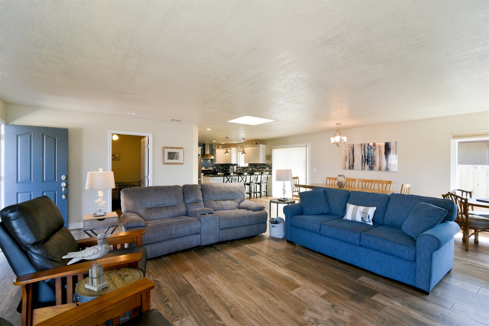 Plenty of comfortabkle seating for the entire family. Features a queen sized sleeper sofa.