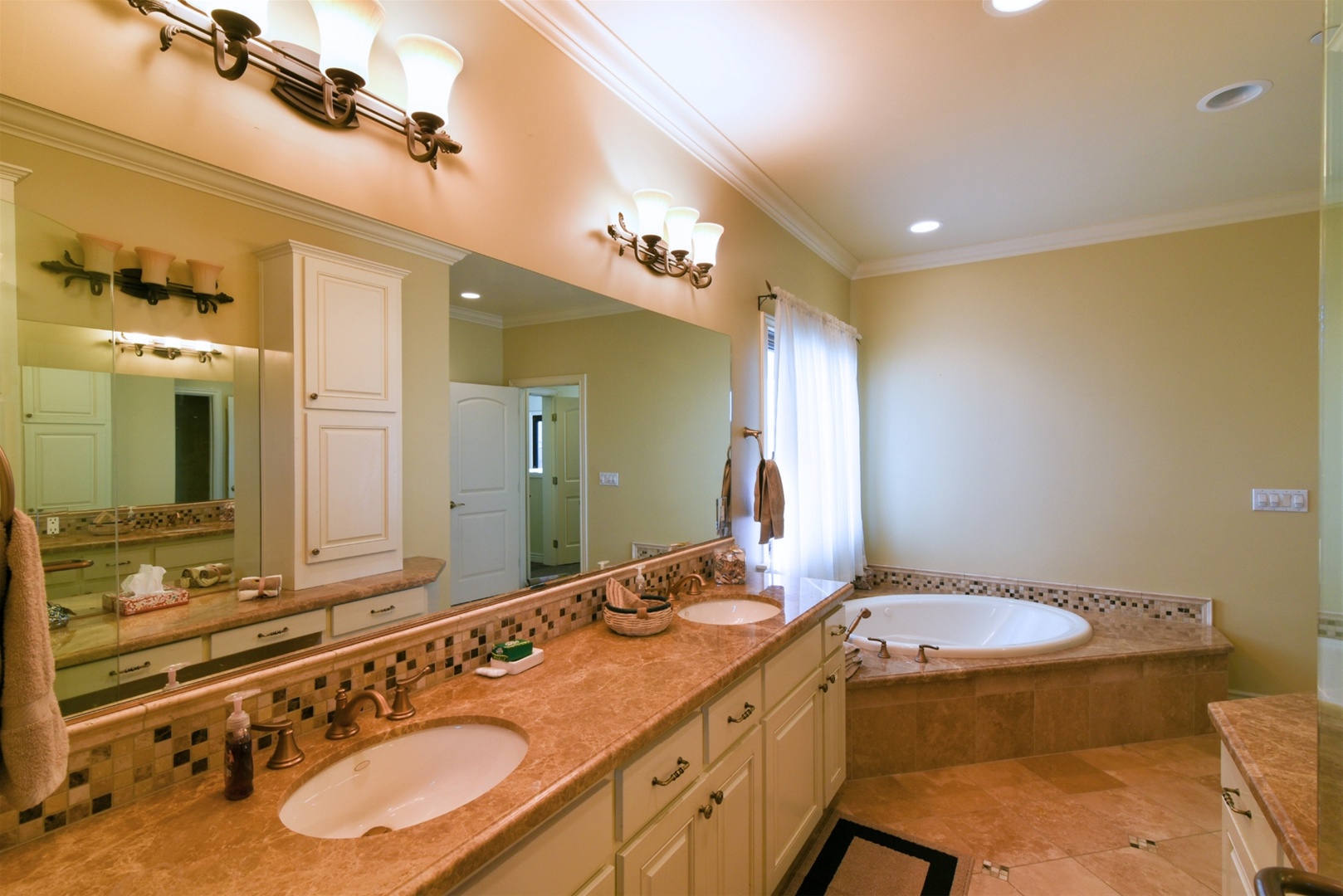 Dual vanities and large soaking tub