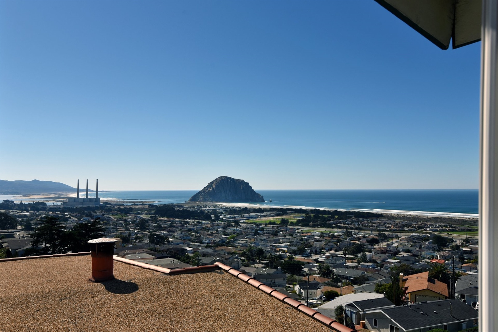The most popular beach is on the north side of Morro Rock, north of the harbor. 