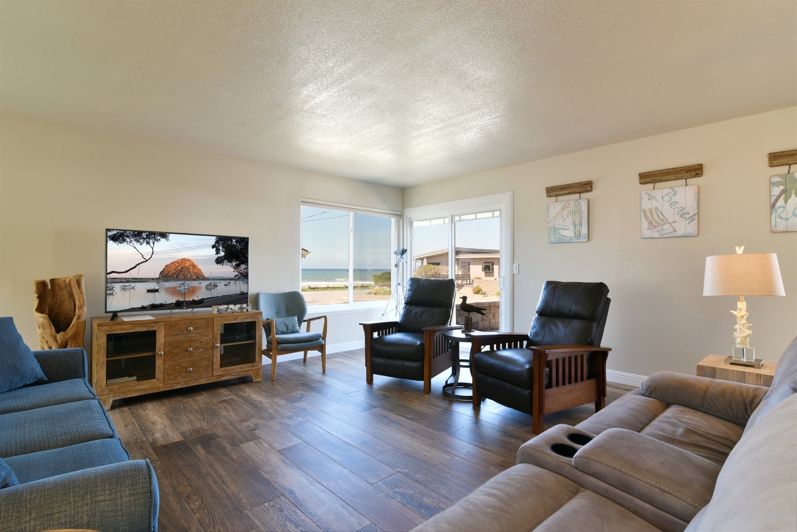 You will enjoy this relaxing atmosphere this livingroom has to offer while taking in breathtaking views.