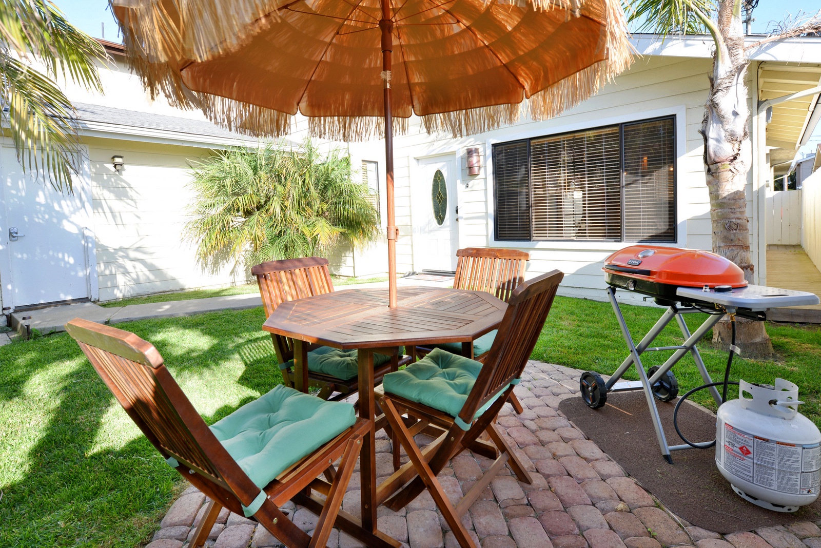 Enjoy your drinks and cook on the BBQ after a day at the beach