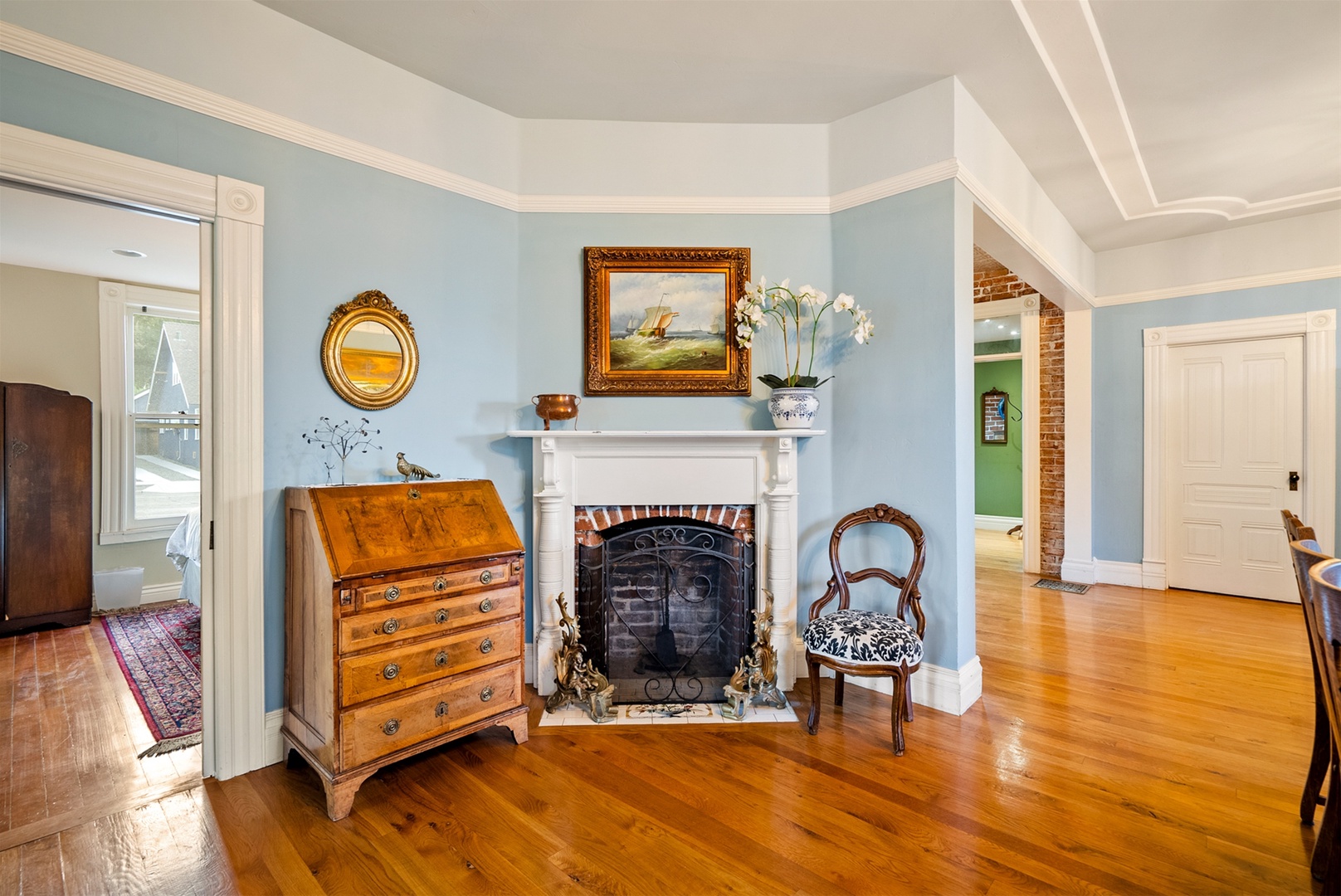 Please note fireplace is not operational