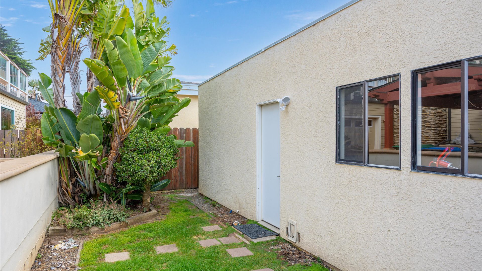 Fully enclosed back yard, perfect for traveling with your pup!