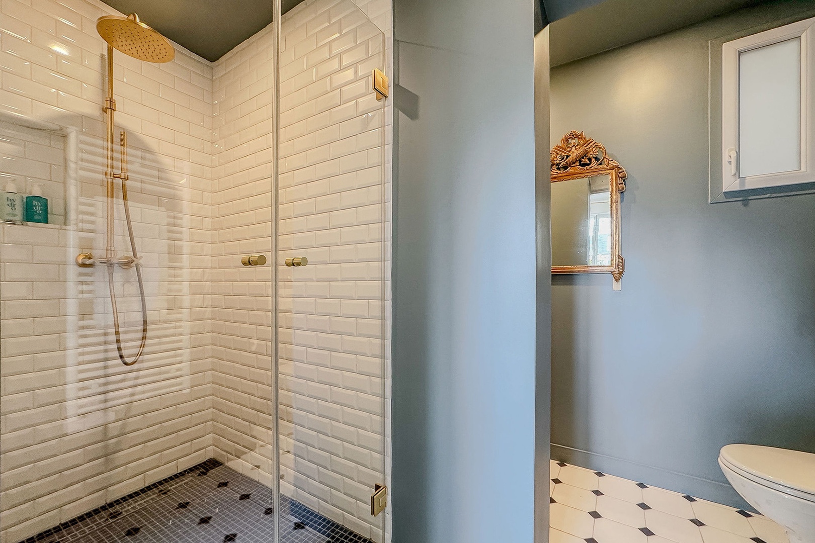 Spacious en suite bathroom 1 with shower, toilet and sink.